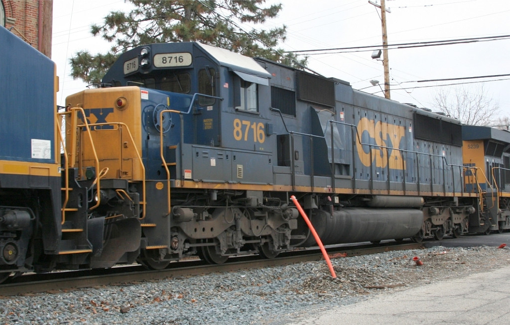 CSX 8716 on NB freight